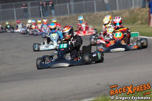 Verstappen leidt het veld